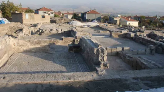 İç Anadolu'nun en büyük mozaik yapısı ortaya çıkıyor