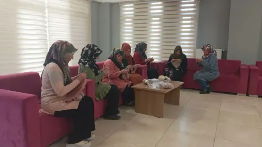 İlmekleri ihtiyaç sahibi çocuklar için atıyorlar