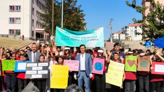 İncesu'da öğrenciler poşet poşet çöp topladı