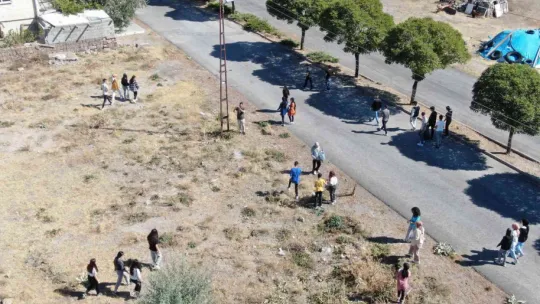 İncesu'nun çöplerini çocuklar topladı