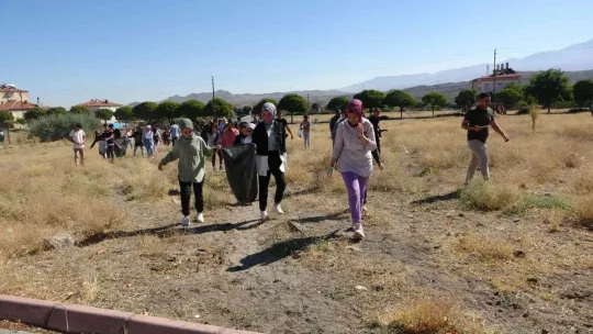İncesu'nun çöplerini çocuklar topladı