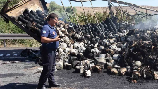 İplik yüklü tır cayır cayır yandı, kilometrelerce araç kuyruğu oldu