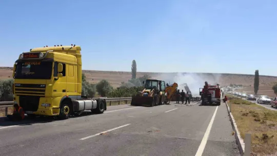 İplik yüklü tır cayır cayır yandı, kilometrelerce araç kuyruğu oldu