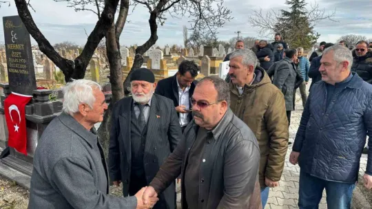 İş adamı Mehmet Özet kabri başında anıldı