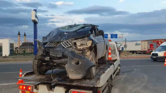 İşçi servisi ile kamyonet çarpıştı: 21 yaralı