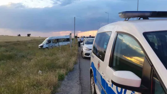 İşçi servisi ile kamyonet çarpıştı: 21 yaralı