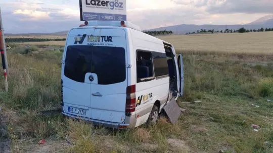 İşçi servisi ile kamyonet çarpıştı: 21 yaralı