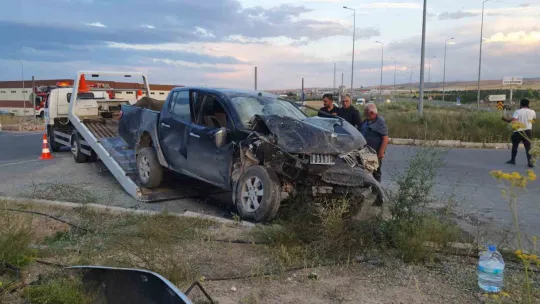 İşçi servisi ile kamyonet çarpıştı: 21 yaralı