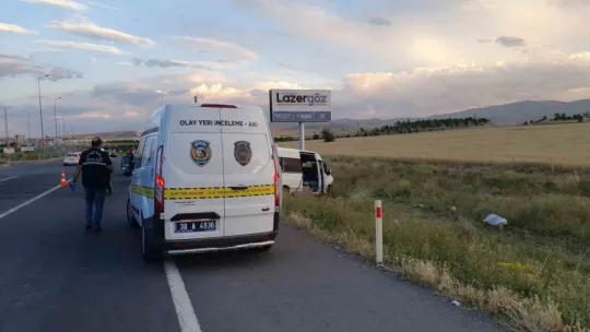 İşçi servisi ile kamyonet çarpıştı: 21 yaralı