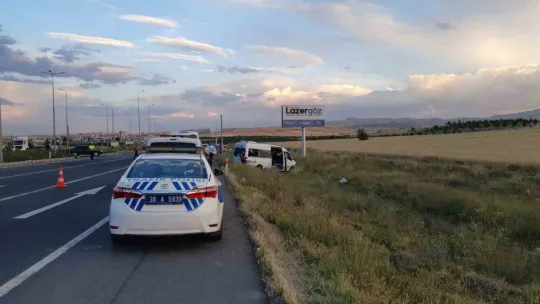 İşçi servisi ile kamyonet çarpıştı: 21 yaralı