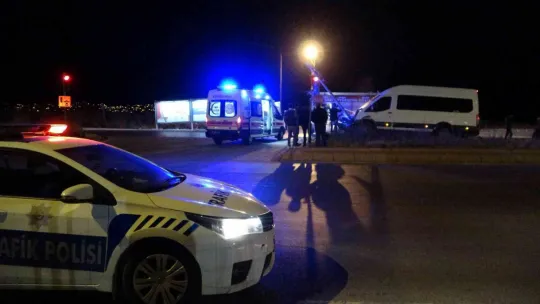 İşçi servisi sinyalizasyon direğine çarptı: 2'si ağır 9 yaralı