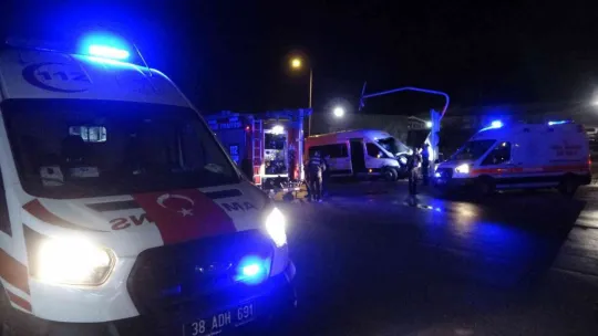 İşçi servisi sinyalizasyon direğine çarptı: 2'si ağır 9 yaralı