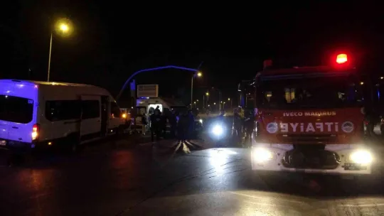 İşçi servisi sinyalizasyon direğine çarptı: 2'si ağır 9 yaralı