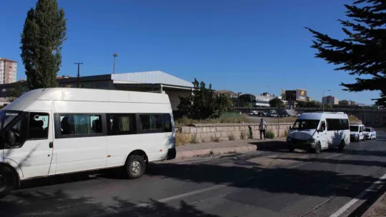 İşçi servisleri çarpıştı: 10 yaralı