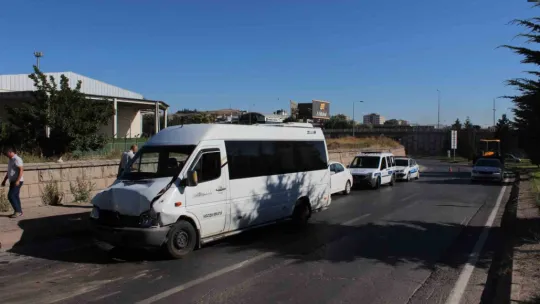 İşçi servisleri çarpıştı: 10 yaralı