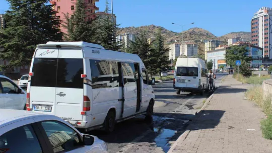 İşçi servisleri çarpıştı: 10 yaralı