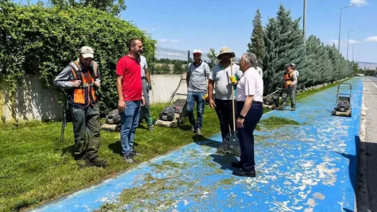 İşçilerle bir araya gelen Başkan Büyükkılıç, çim biçti