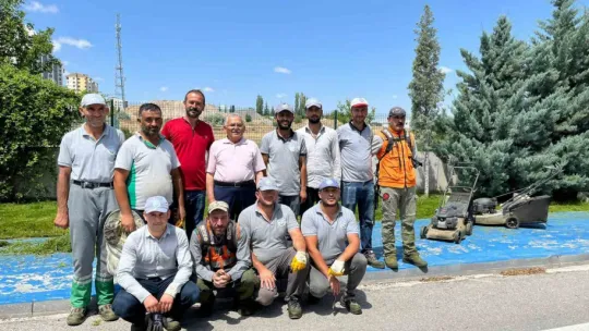 İşçilerle bir araya gelen Başkan Büyükkılıç, çim biçti