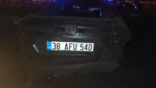 Işıkta bekleyen minibüse çarpan araç tarlaya uçtu: 2 yaralı