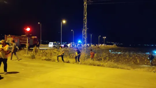 Işıkta bekleyen minibüse çarpan araç tarlaya uçtu: 2 yaralı