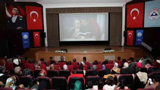 İşitme engelliler Talas'ta 'Acı ve tatlı Hayat'ı izledi