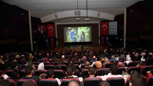 İşitme engelliler Talas'ta 'Acı ve tatlı Hayat'ı izledi