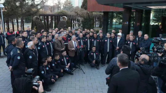 İtfaiye ekiplerini karşılayan Büyükkılıç: 'Duygusal olmamak için taş olmak lazım'