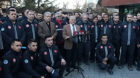 İtfaiye ekiplerini karşılayan Büyükkılıç: 'Duygusal olmamak için taş olmak lazım'