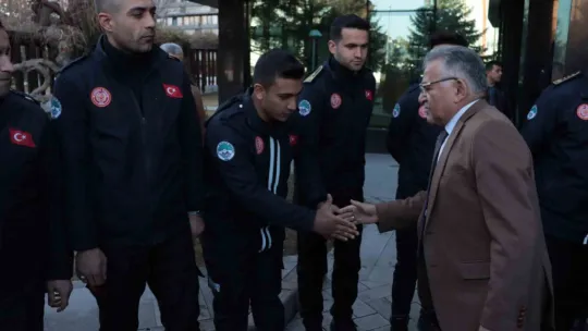 İtfaiye ekiplerini karşılayan Büyükkılıç: 'Duygusal olmamak için taş olmak lazım'