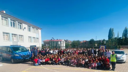 Jandarma 695 öğrenciye trafik eğitimi verdi