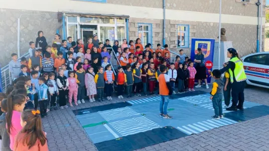 Jandarma 695 öğrenciye trafik eğitimi verdi