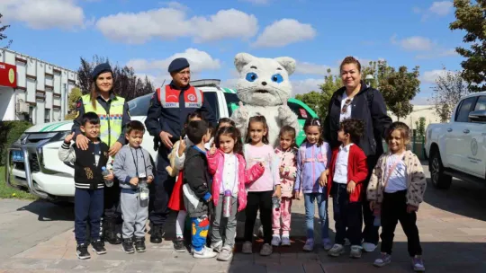 Jandarma'dan öğrencilere hayvanat bahçesi gezisi