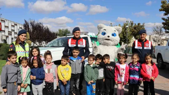 Jandarma'dan öğrencilere hayvanat bahçesi gezisi