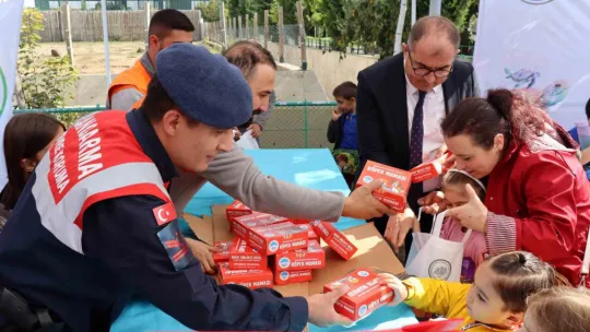 Jandarma'dan öğrencilere hayvanat bahçesi gezisi