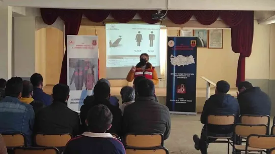 Jandarma kadınlara KADES'i anlattı