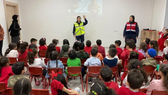 Jandarmadan anaokulu öğrencilerine trafik eğitimi