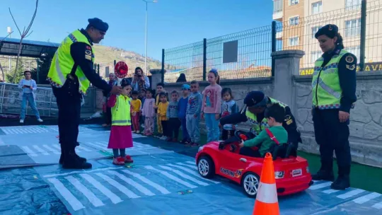 Jandarmadan okul öncesi öğrencilerine trafik eğitimi