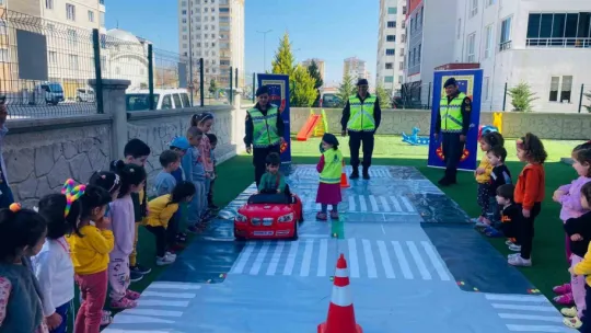 Jandarmadan okul öncesi öğrencilerine trafik eğitimi