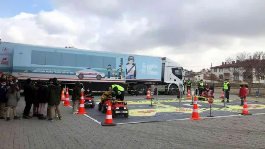 Jandarmadan ortaokul öğrencilerine uygulamalı trafik eğitimi