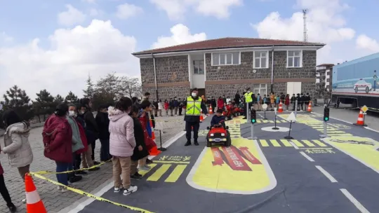 Jandarmadan ortaokul öğrencilerine uygulamalı trafik eğitimi