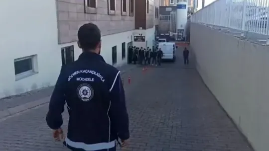 Kaçak göçmenlere eş zamanlı operasyon: 14 şahıs yakalandı