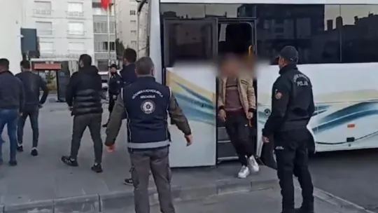 Kaçak göçmenlere eş zamanlı operasyon: 14 şahıs yakalandı