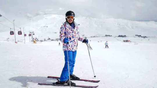 Kadın kayakçılara 'karanfil' jesti