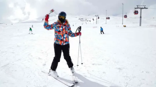 Kadın kayakçılara 'karanfil' jesti