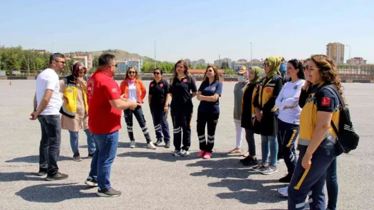 Kadın sağlık çalışanlarına 'ambulans sürüş teknikleri eğitimi' verildi