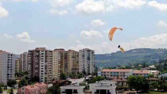 Kadına şiddete 'paraşütlü farkındalık'