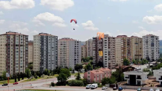Kadına şiddete 'paraşütlü farkındalık'
