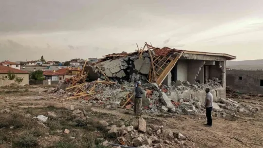 Kadir Gecesi'nde kaçak ev yıkımına tepki