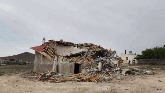 Kadir Gecesi'nde kaçak ev yıkımına tepki