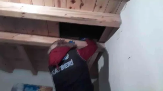 Kalaşnikof için evine özel bölme yaptı
